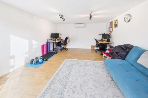 SUMMERHOUSE/HOME OFFICE ROOM