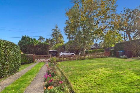 FRONT GARDEN TO THE ROAD