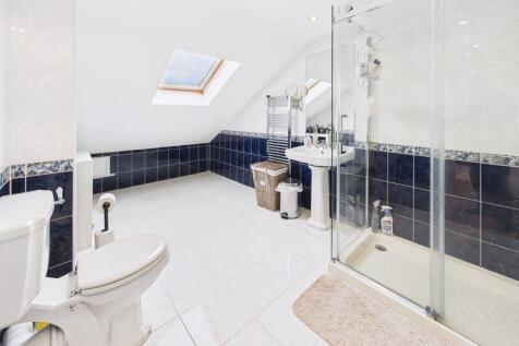 MASTER BEDROOM'S SHOWER ROOM