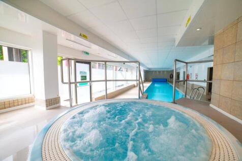 Pool/Jacuzzi Area