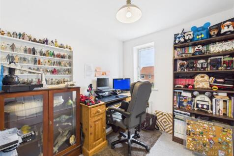 Bedroom 5 / Office