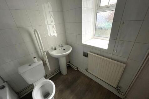 Bathroom b.JPG