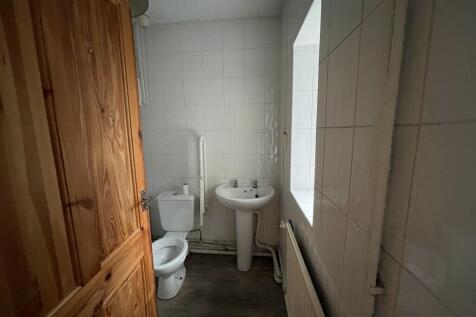 Bathroom a.JPG