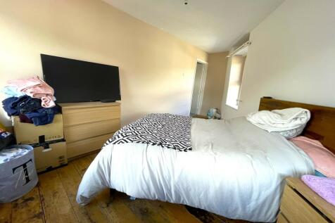 Bedroom 1b.JPG
