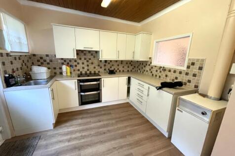 Kitchen 3.JPG