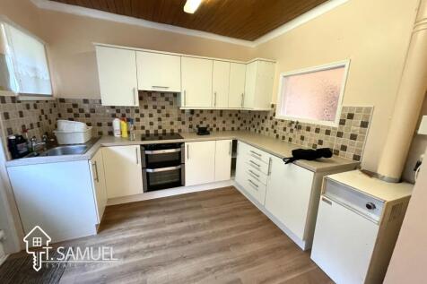 Kitchen 3.JPG