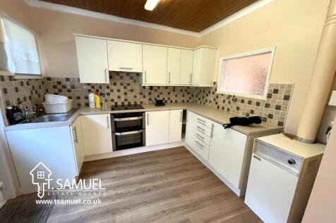 Kitchen 3.JPG