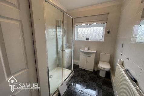 Bathroom 1.JPG