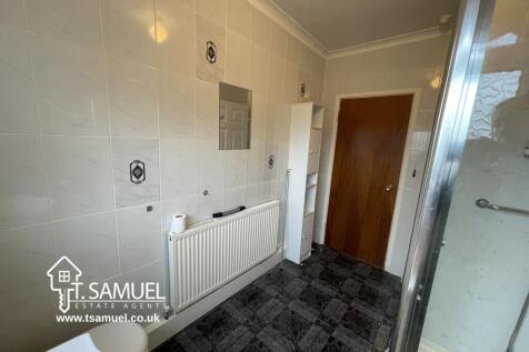Bathroom 2.JPG
