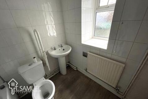Bathroom b.JPG