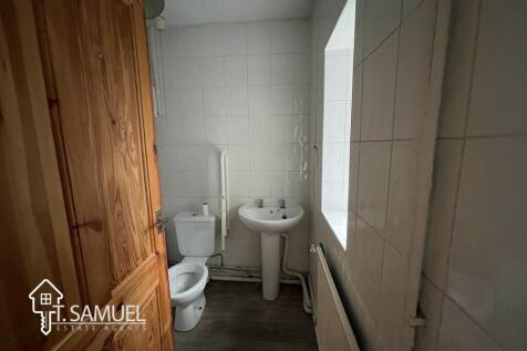 Bathroom a.JPG