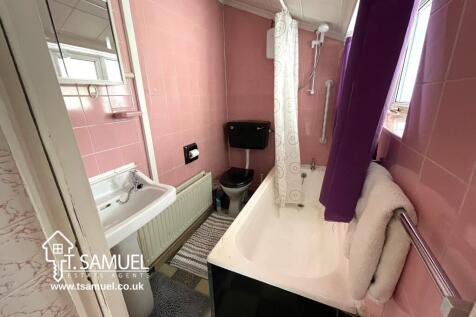 Downstairs bathroom.JPG