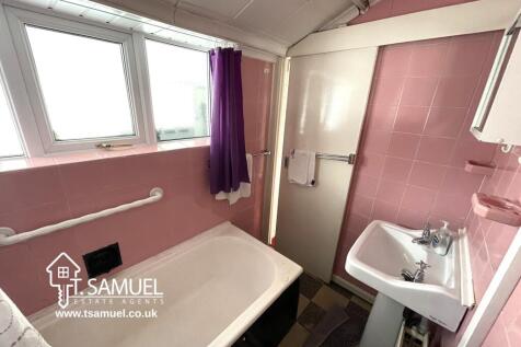 Downstairs bathroom c.JPG