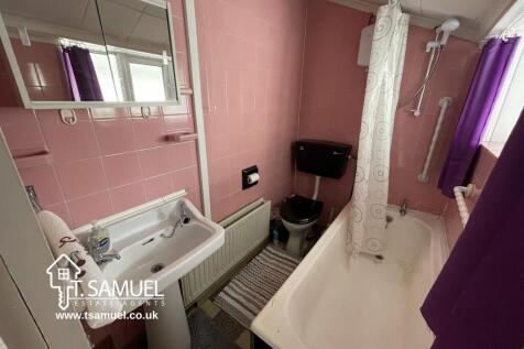 Downstairs bathroom a.JPG