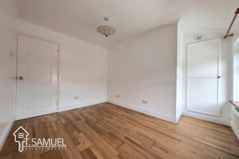FLAT BEDROOM 1