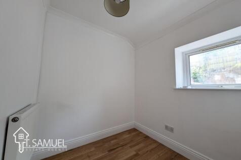 FLAT BEDROOM 2