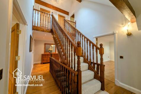 Landing staircase
