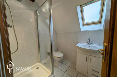 En&#61;suite Bedroom 6