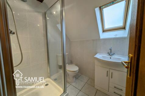 En&#61;suite Bedroom 6
