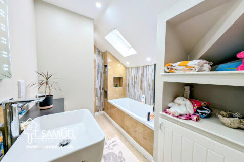 Jack &amp; Jill Bathroom