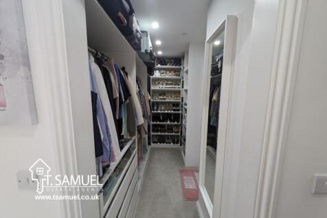 Walk in wardrobe