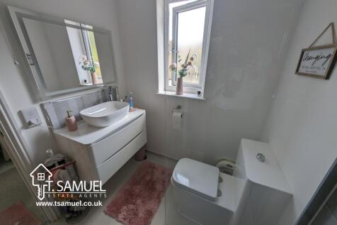 Ensuite to master bedroom