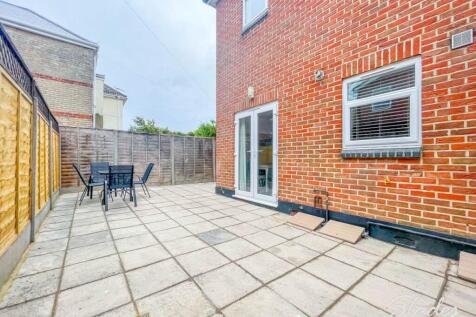 flat 2 woodside gard