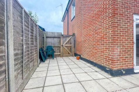 flat 2 woodside gard