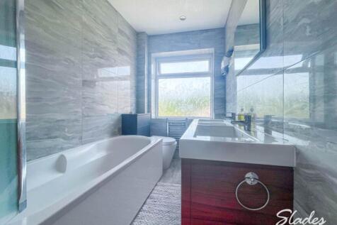 103 Meadway bathroom