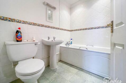 10 Carlton Dene bath