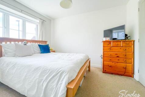 43 Grange Master bed