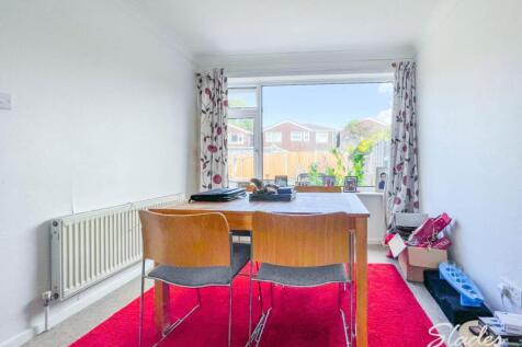 6 bronte dining area