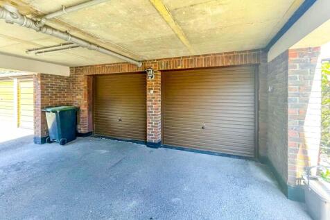 9 Riverslea garage
