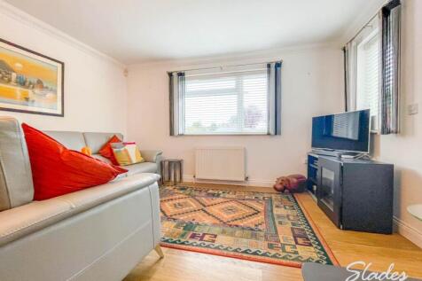 1 Avenue court loung
