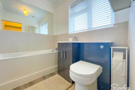 1 Avenue Court bathr