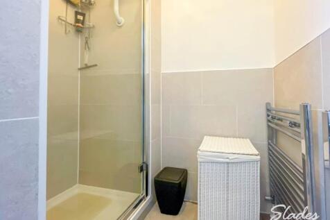 1 Avenue Court showe