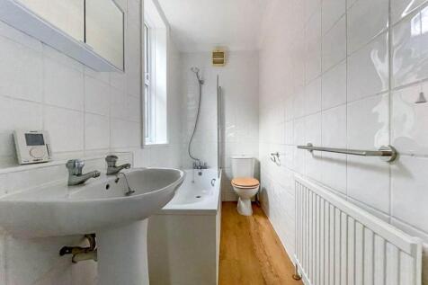 149 Stourvale bathro