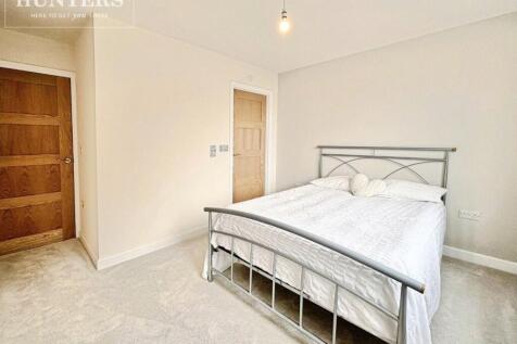 pbox-bedroom-335336.jpeg