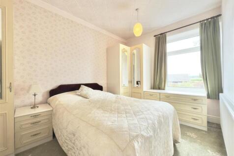 Bedroom 2 High Street.jpg