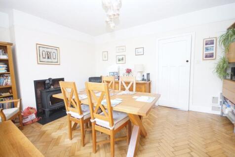 Open Plan L-Shaped Dining/ Family Room