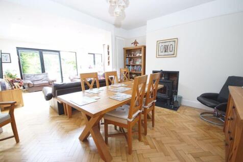 Open Plan L-Shaped Dining/ Family Room