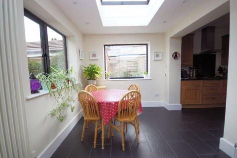 Open Plan L-Shaped Dining/ Family Room