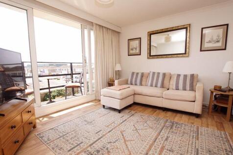 Lounge &amp; Balcony Area
