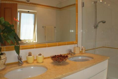 Bed 2 en-suite