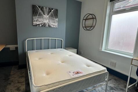 17-hood-street-_-3-bed-&amp;-2-bath-_-bills-included-image-8.jpg