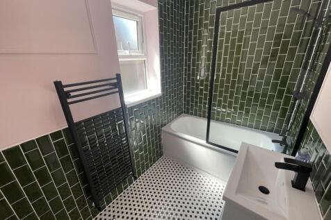 62 Park Street - Bathroom(2).jpeg