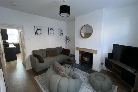 5 Victoria Terrace - Living room (1).jpg