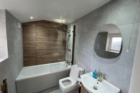 5 Victoria Terrace - Bathroom (1).jpg