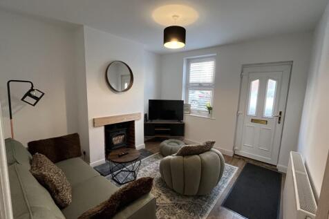 5 Victoria Terrace - Living Room (2).jpg