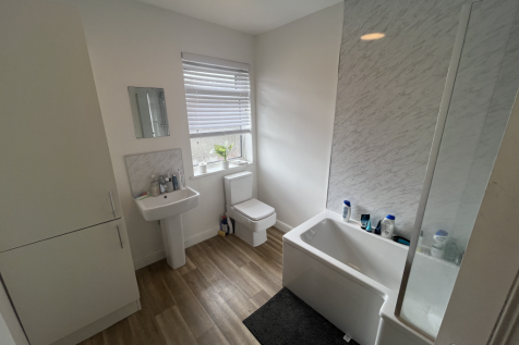 1 Scorer Street - Bathroom.png